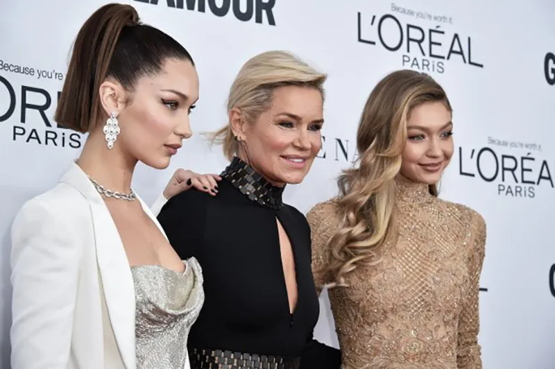 Bella Hadid chung vui cùng chị gái Gigi Hadid khi được nhận giải thưởng "Woman Of The Year" Bella Hadid chung vui cùng chị gái Gigi Hadid khi được nhận giải thưởng "Woman Of The Year"