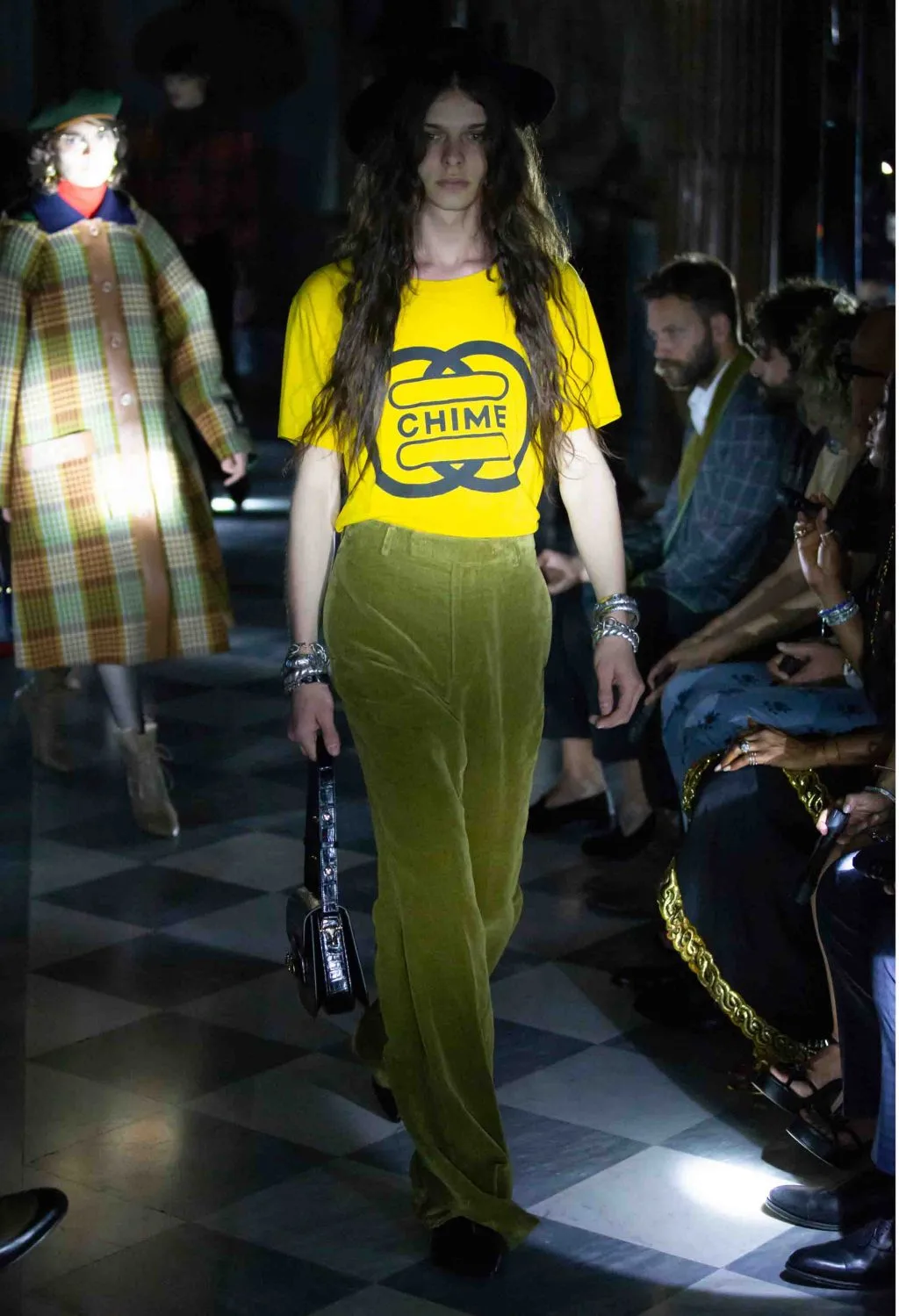 áo thun in slogan chime for change Gucci