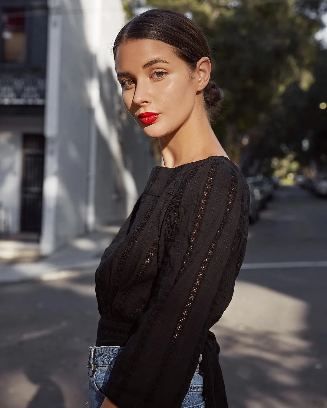 sara crampton mặc áo blouse đen