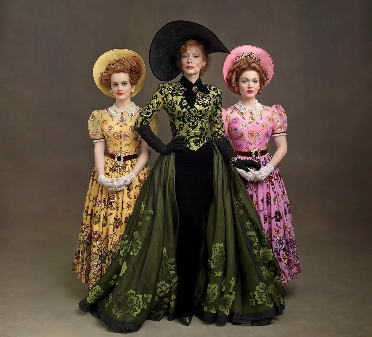 phong cách của mẹ kế Cinderella bản 2015