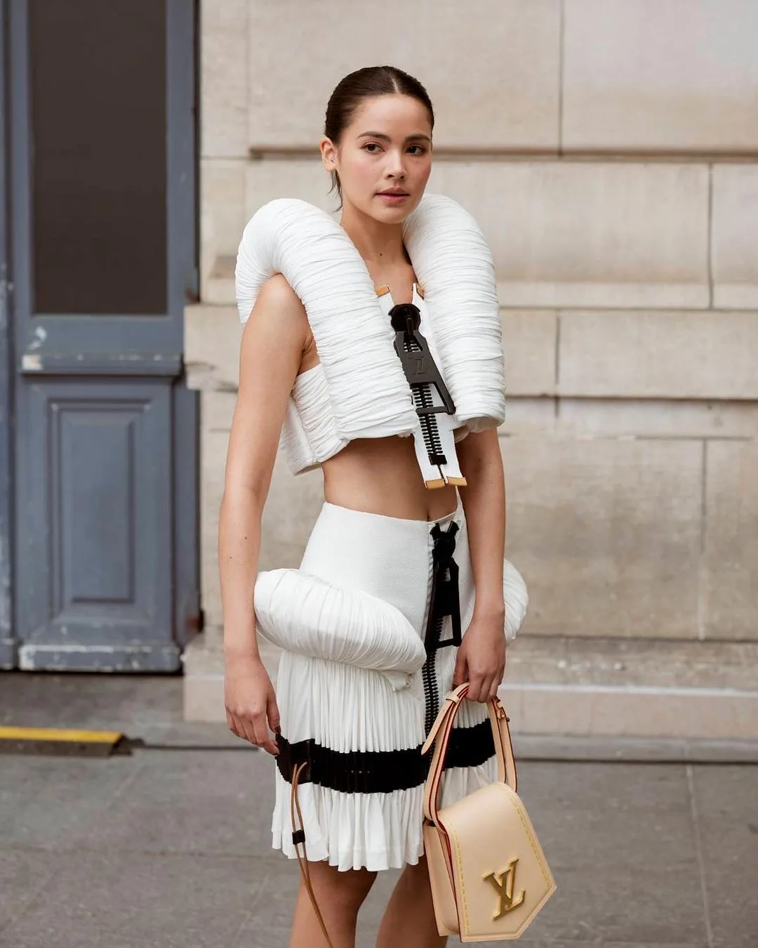 Yaya Urassaya show diễn Louis Vuitton thu đông 2023