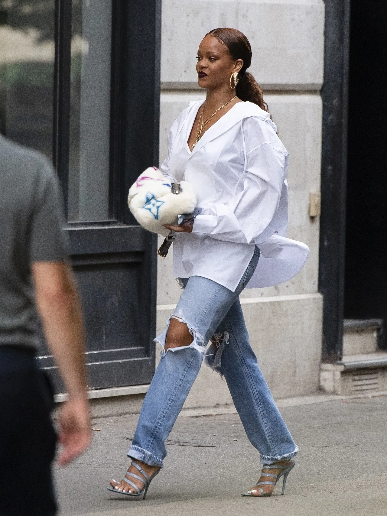 rihanna mặc quần baggy áo sơmi trắng oversize