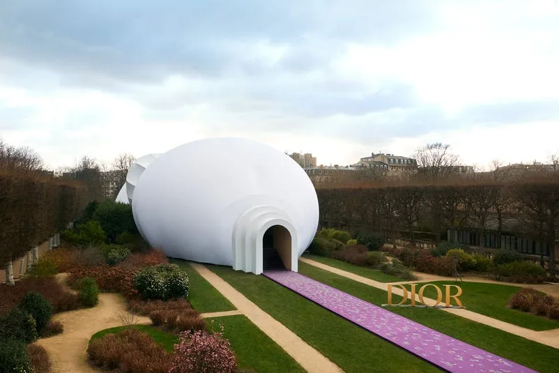 không gian trình diễn bst dior haute couture xuân hè 2020 tại bảo tàng rodin