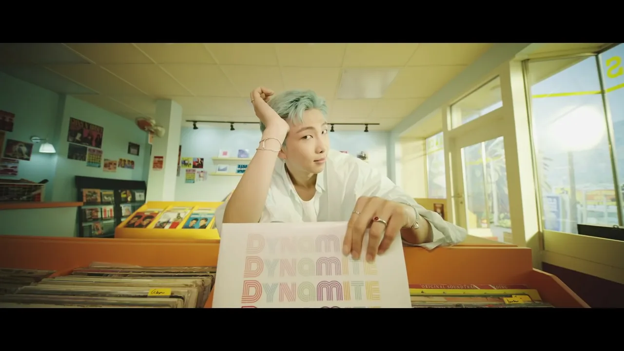 bts rm cầm đĩa than dynamite trong cửa hiệu phong cách retro