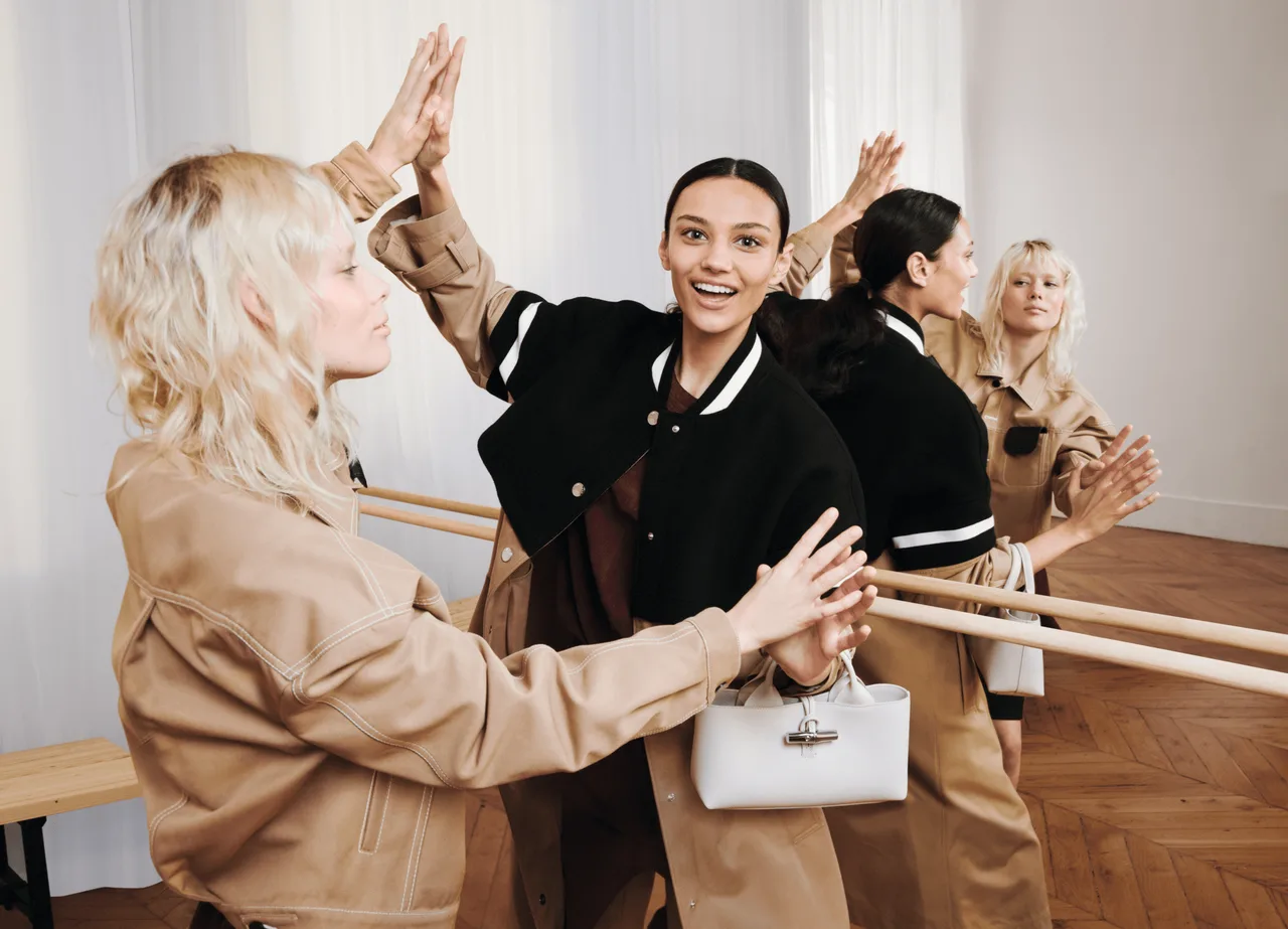 Longchamp trench coat màu kem