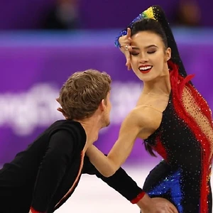 Trang phục trượt băng nghệ thuật tại Olympics chứng tỏ sân băng là “sàn runway trắng”