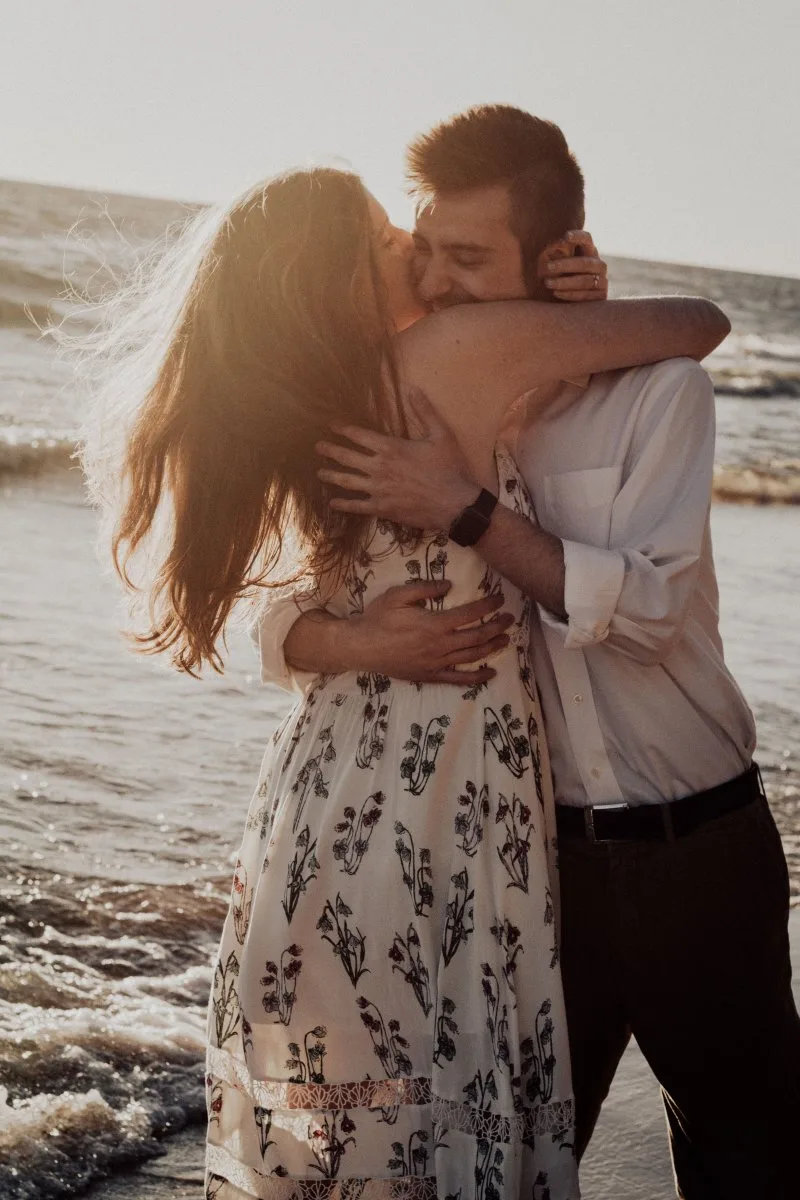 cặp đôi đứng trên biển
