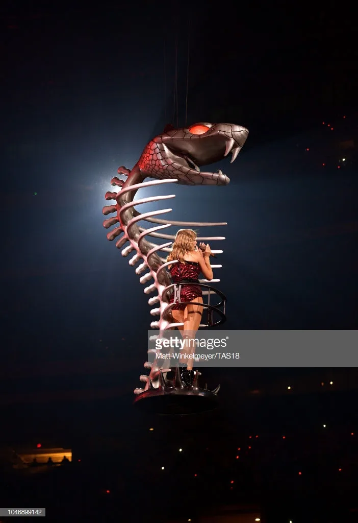 phong cách thời trang Taylor Swift trong tour diễn 2