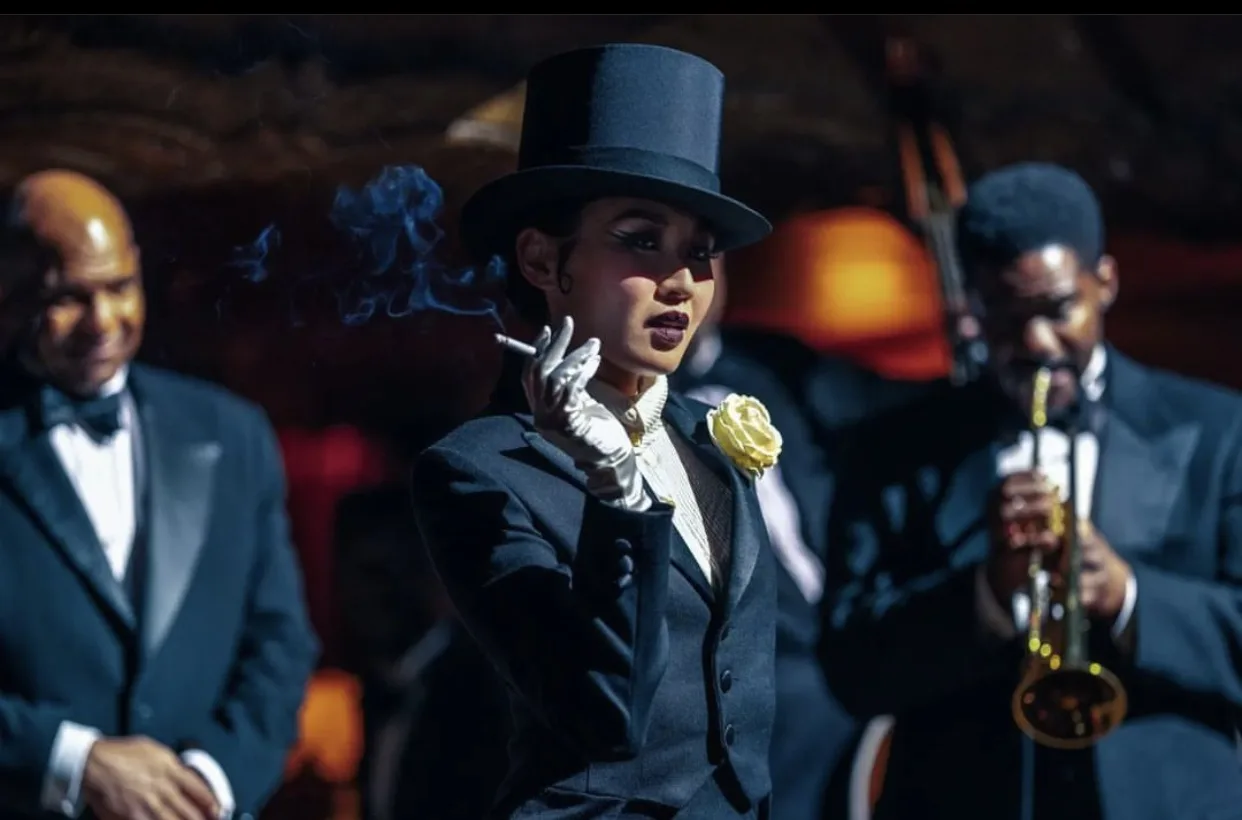 nhân vật lady fay zhu mặc suit