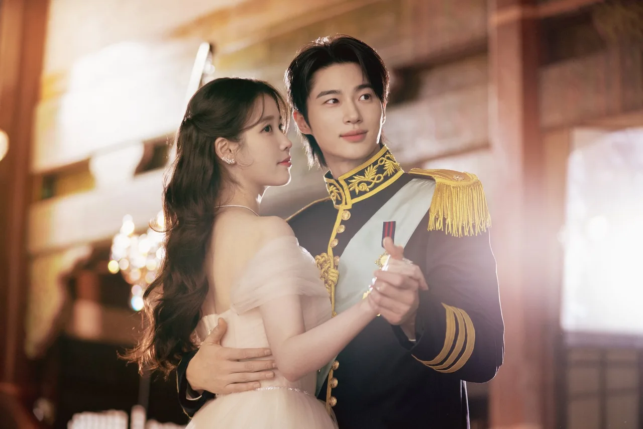 byeon woo seok và IU trong phim perfect crown