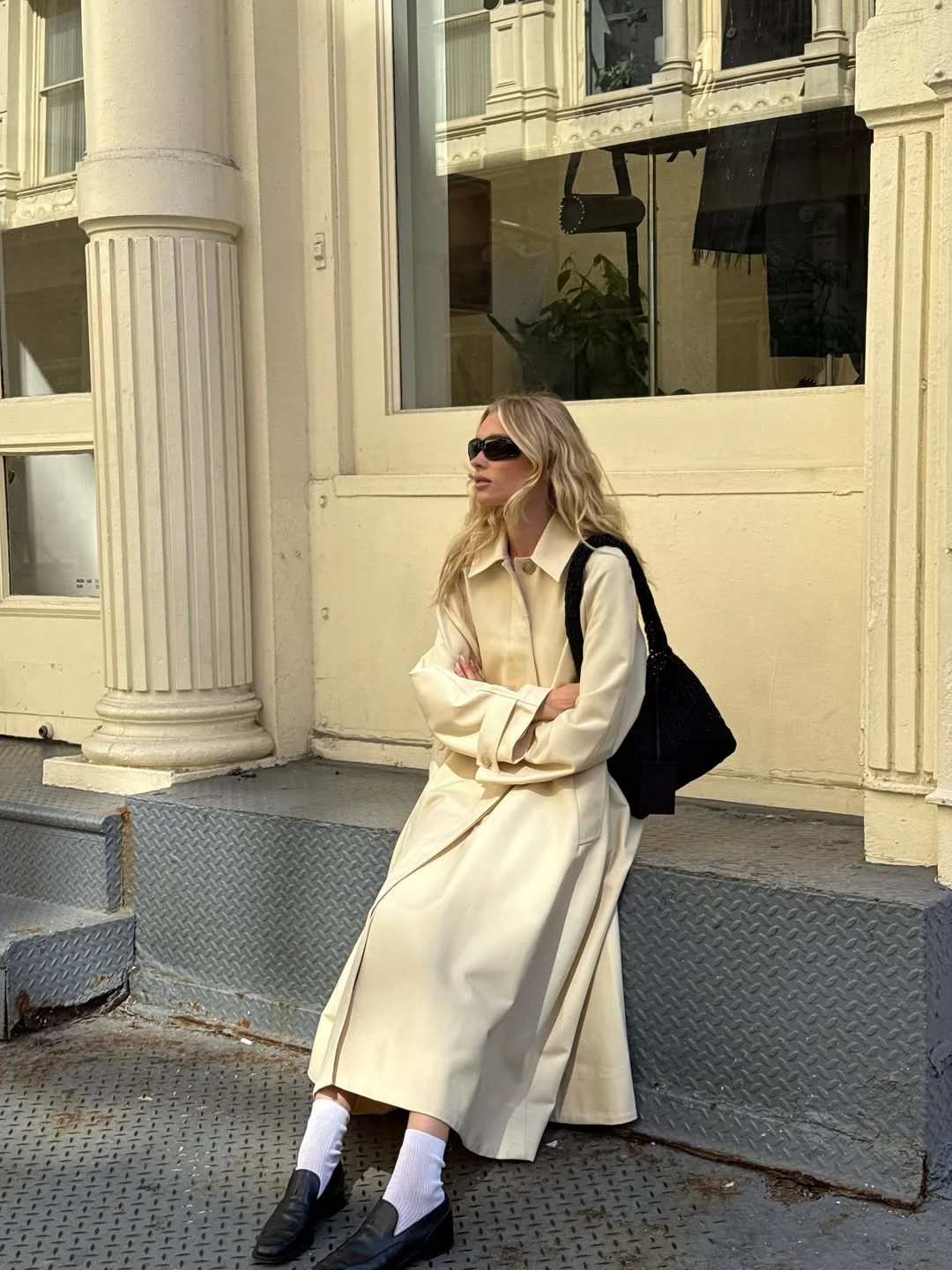 áo khoác trench coat màu kem Elsa Hosk