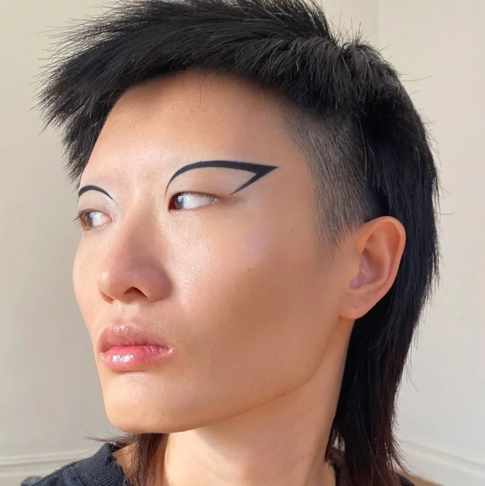 Đường kẻ mắt táo bạo xuất hiện trong hình ảnh quảng báo sản phẩm của thương hiệu Stila Đường kẻ mắt táo bạo xuất hiện trong hình ảnh quảng báo sản phẩm của thương hiệu Stila