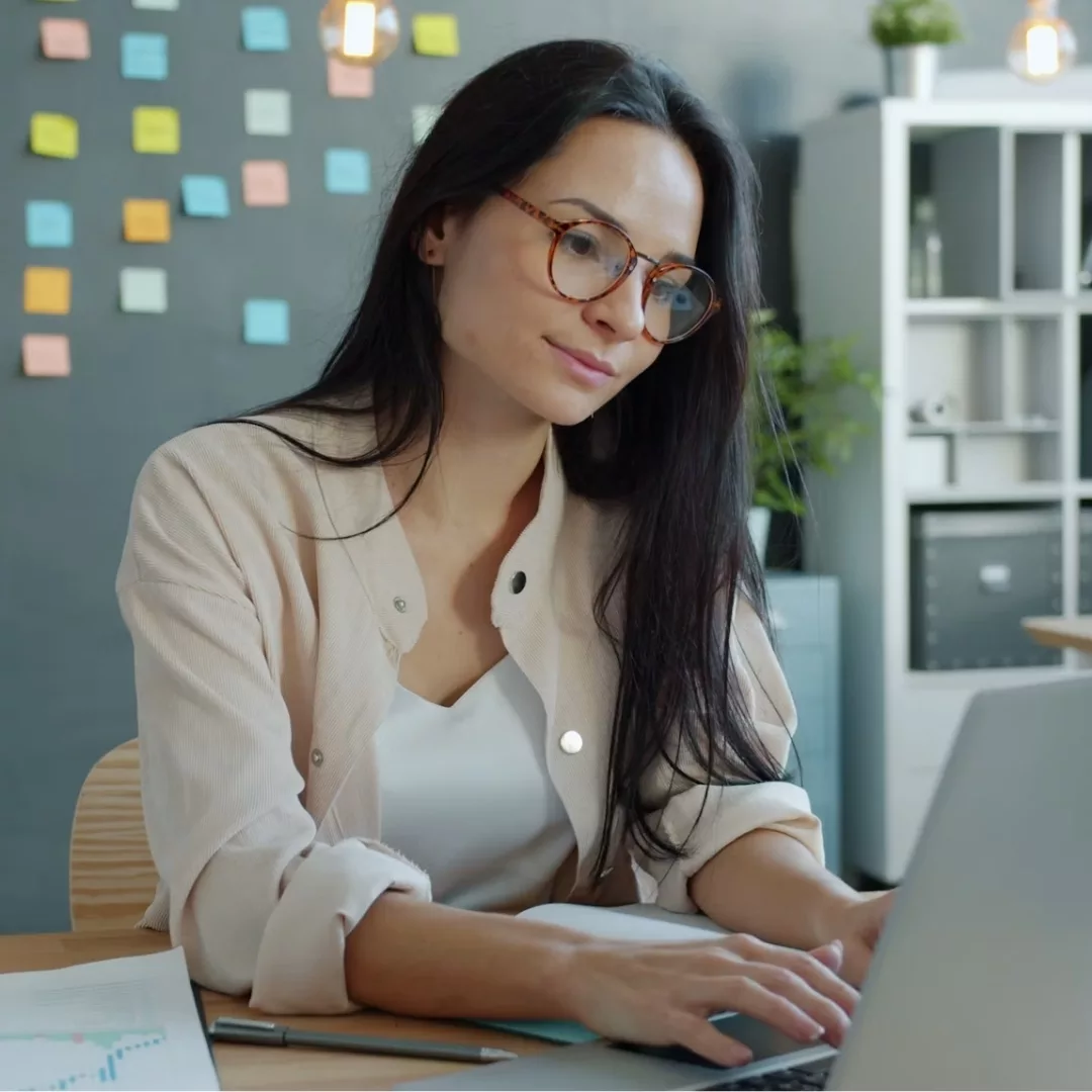 cô gái đeo mắt kính chống ánh sáng xanh giảm đau nhức mắt