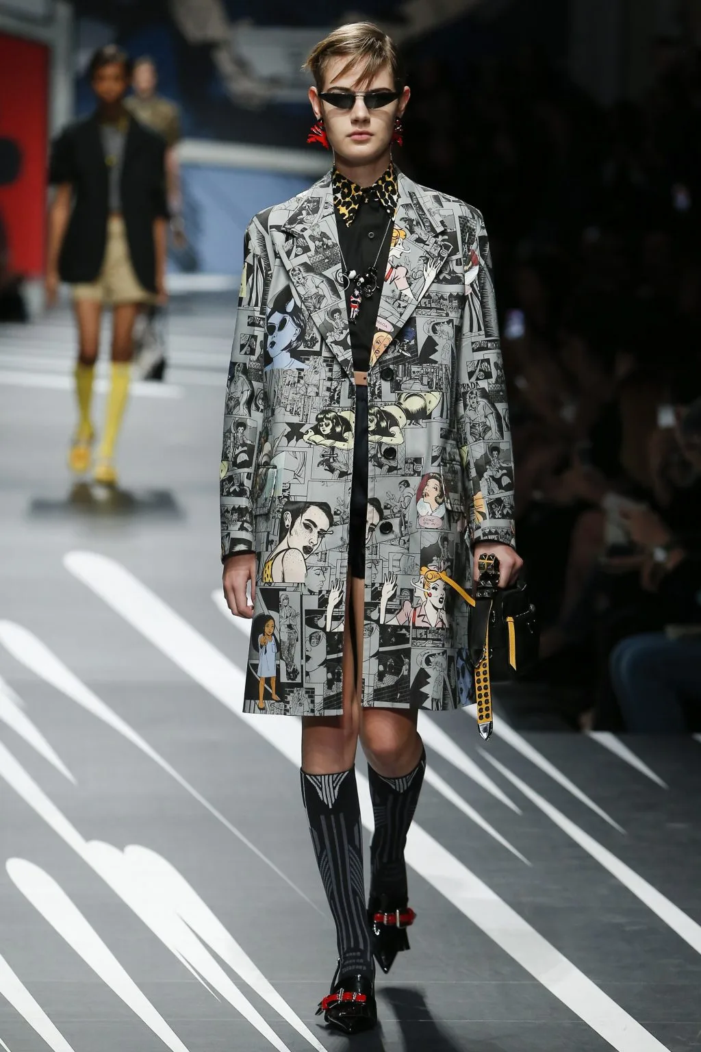 Prada Ready-to-wear Xuân 2018: Tính nữ được suy tôn bởi sự mạnh mẽ và náo nhiệt Prada Ready-to-wear Xuân 2018: Tính nữ được suy tôn bởi sự mạnh mẽ và náo nhiệt