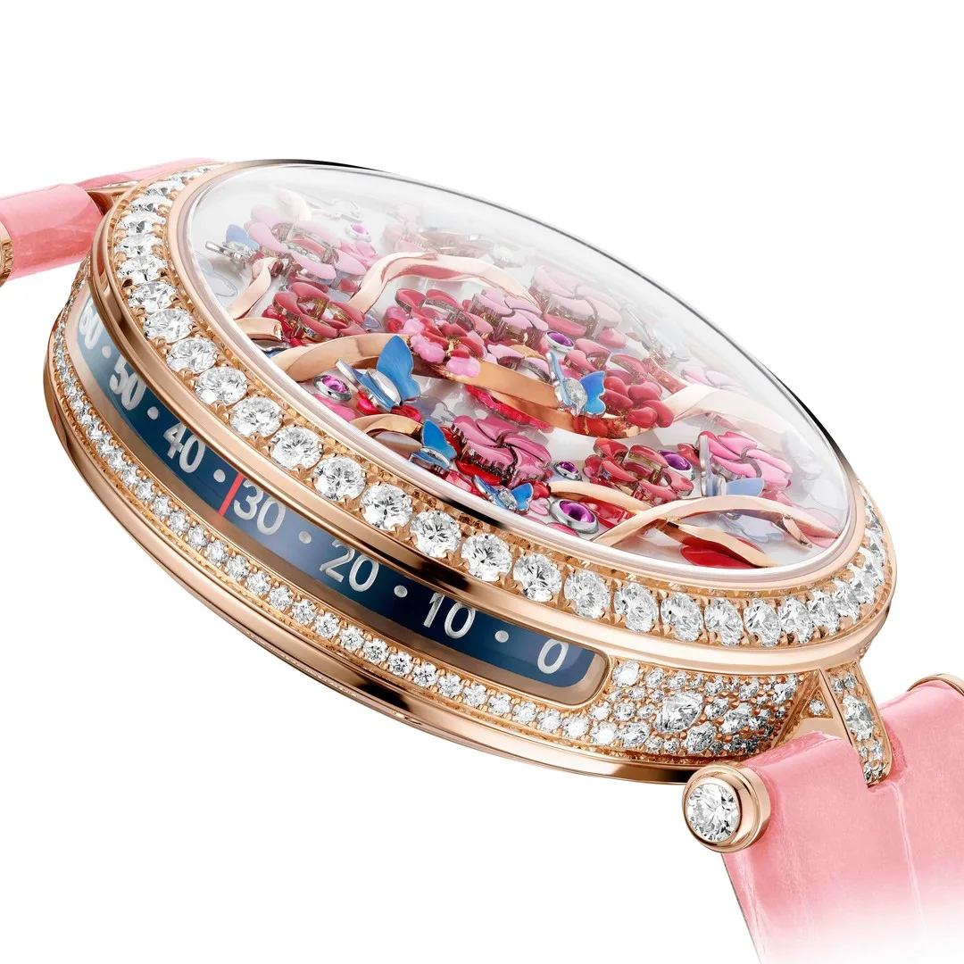 Lấy cảm hứng từ “Đồng hồ Hoa” của Carl von Linné, Lady Arpels Heures Florales Cerisier tái hiện nhịp điệu của thiên nhiên trên cổ tay.
