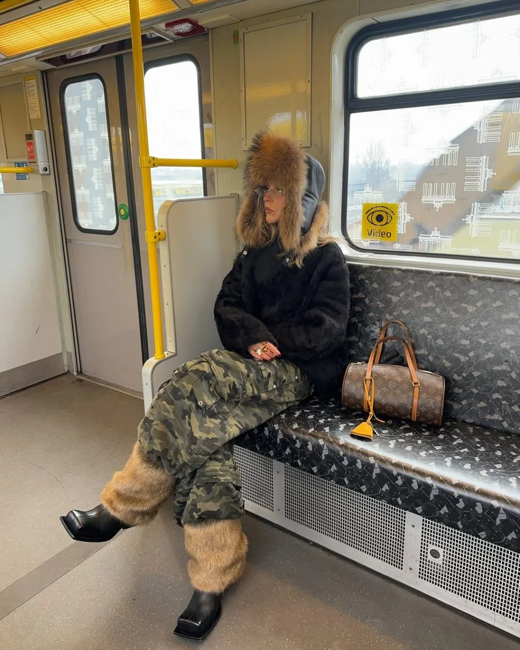 Mũ trapper shearling đi cùng áo phao và boots chunky, mang tinh thần phiêu lưu và ấm áp đặc trưng, với lớp lông lót lộ nhẹ ở phần tai làm tăng cảm giác khỏe khoắn, thực dụng mà vẫn thời thượng.