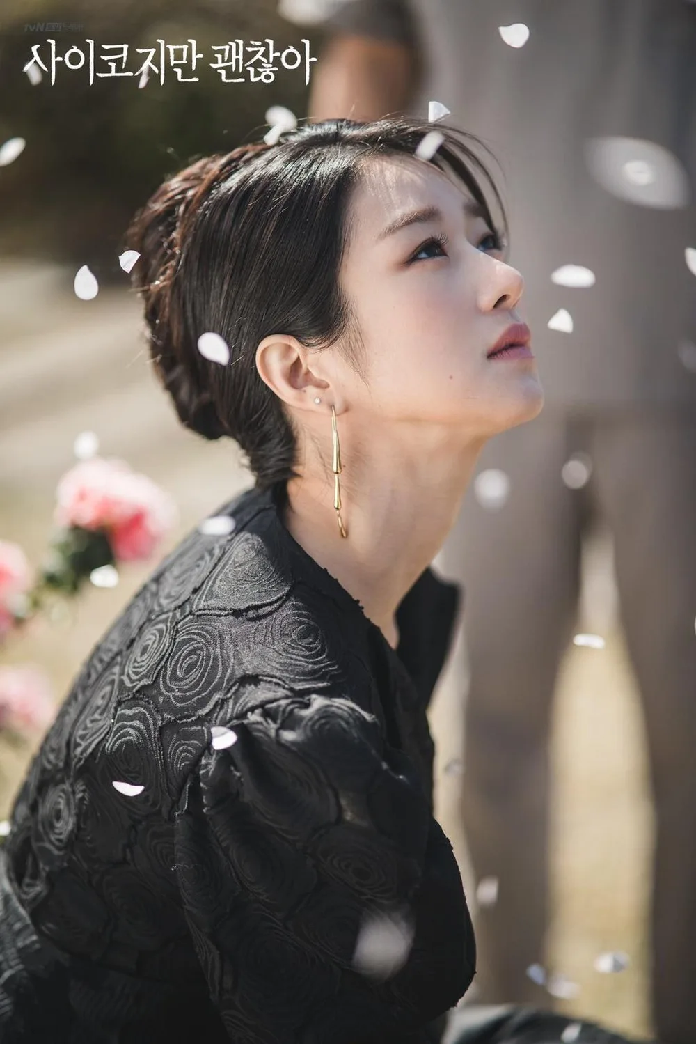 Mái tóc dài được Seo Ye Ji biến tấu thành kiểu tóc búi thanh lịch, sang trọng và đầy khí chất. tóc búi seo ye ji