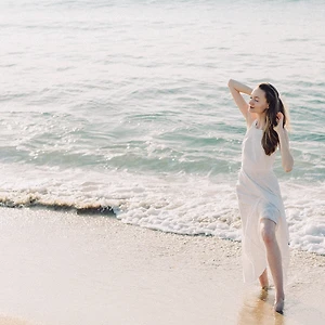 người phụ nữ đứng bên bờ biển