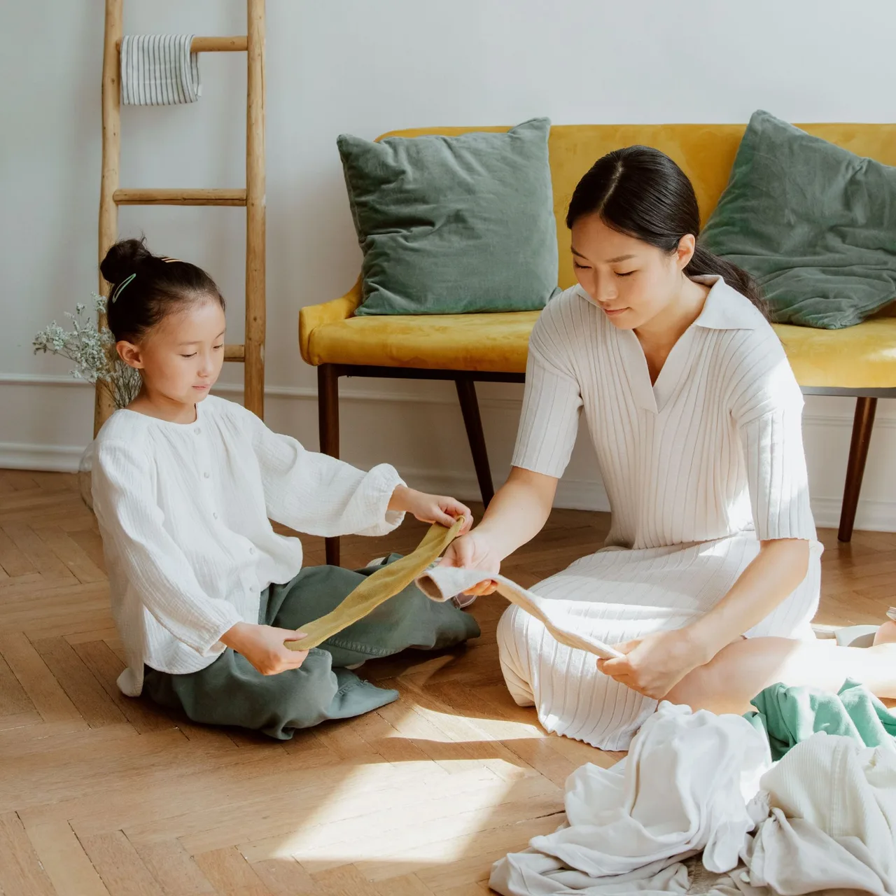 Hai mẹ con cùng dọn dẹp nhà cửa