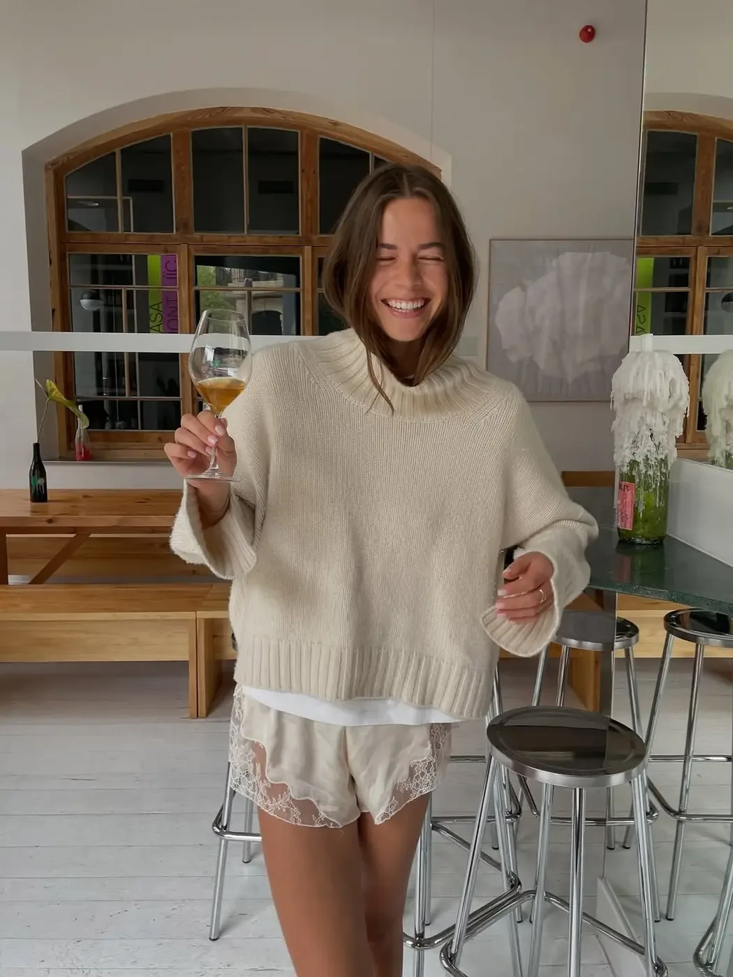 Với áo màu trung tính như be giúp cho outfit không bị rối mắt với chi tiết ren của quần.