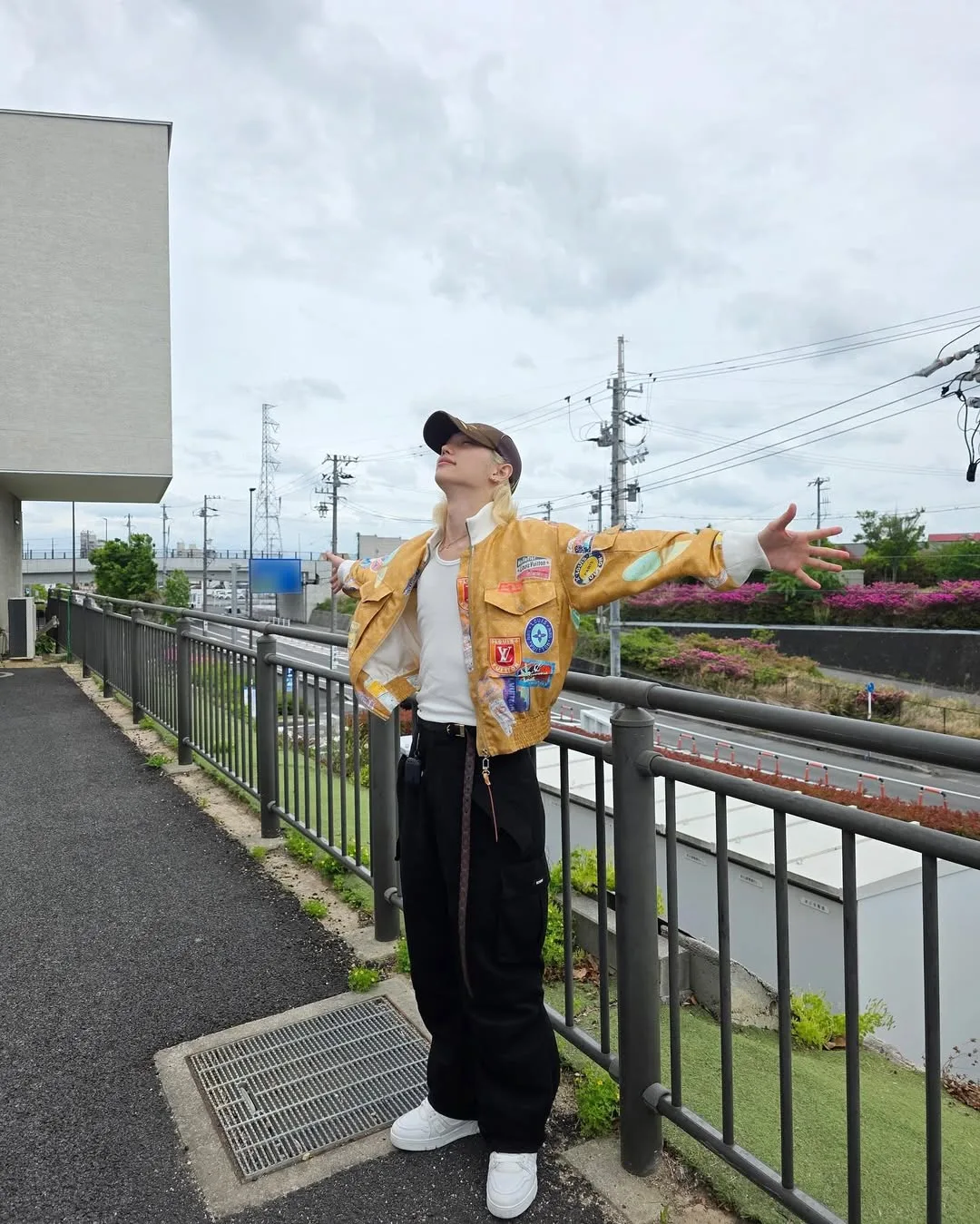 Phong cách felix straykids diện áo bomber