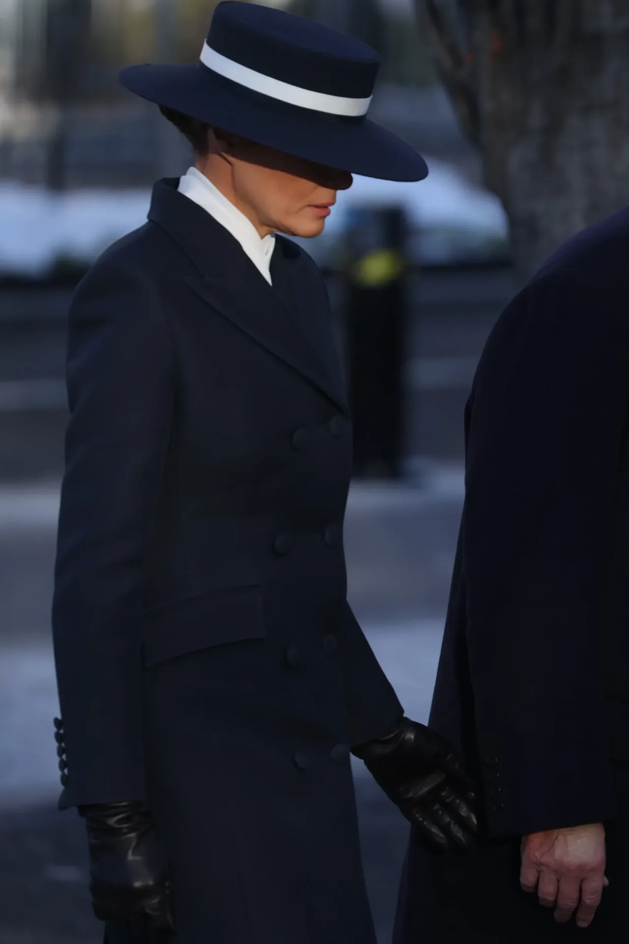 trench coat xanh Melania Trump
