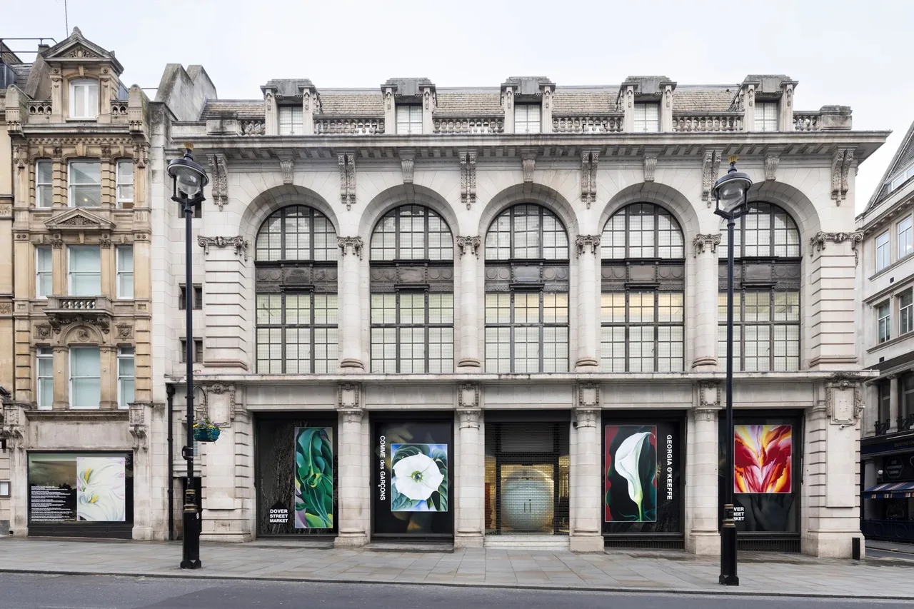Dover Street Market ra đời như một không gian sáng tạo, quy tụ cả các thương hiệu độc lập lẫn những cái tên xa xỉ như Balenciaga, Prada hay Miu Miu.