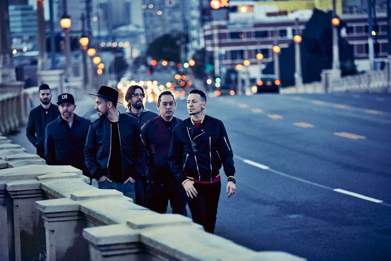 chester benning ton nhom nhac linkin park - elle vietnam 1