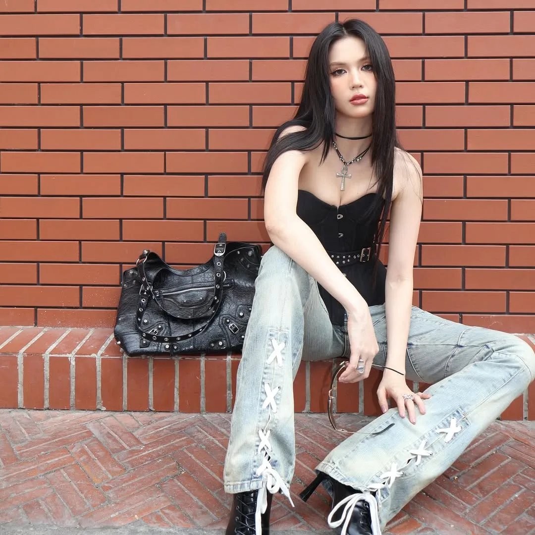 Ngọc Trinh diện áo corset phối cùng quần jeans