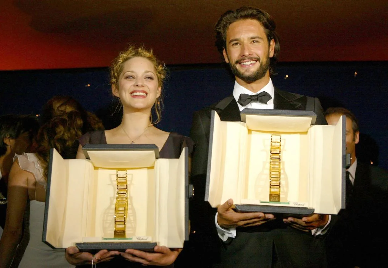 Cô đào Marion Cotillard (bên trái) với chiếc cúp hình thước phim nổi tiếng, năm 2004