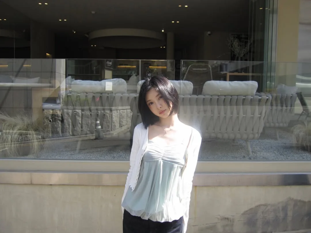 Diện cardigan lửng cùng áo babydoll là công thức "hack" tuổi cực hiệu quả của các idol Gen Z.