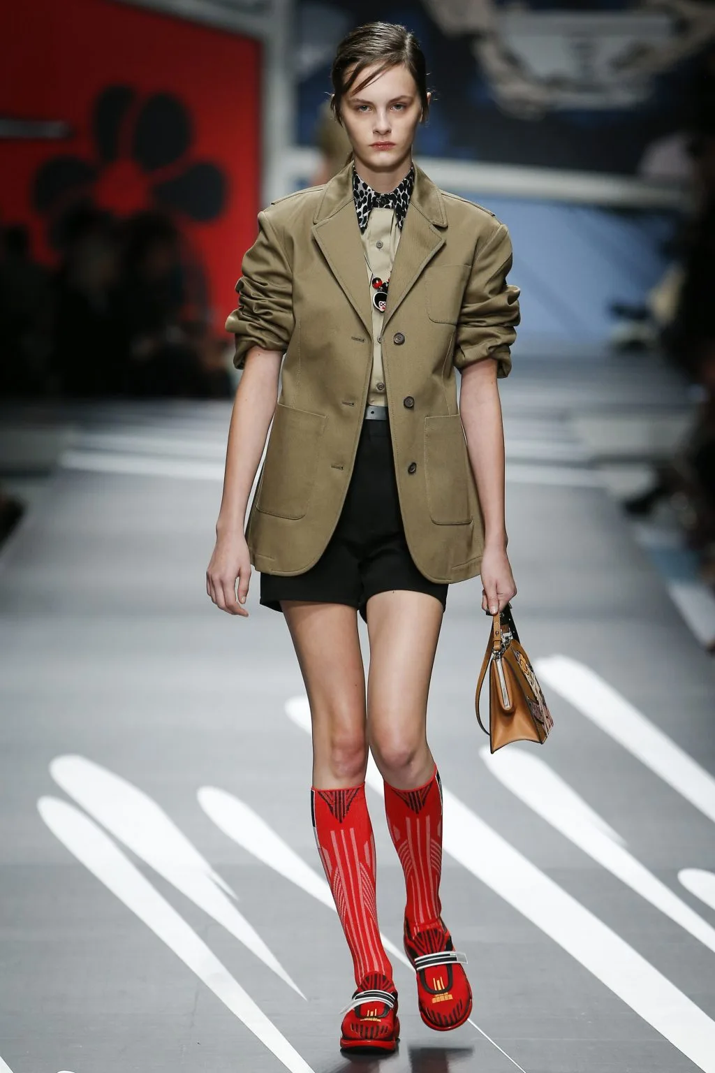 Prada Ready-to-wear Xuân 2018: Tính nữ được suy tôn bởi sự mạnh mẽ và náo nhiệt Prada Ready-to-wear Xuân 2018: Tính nữ được suy tôn bởi sự mạnh mẽ và náo nhiệt