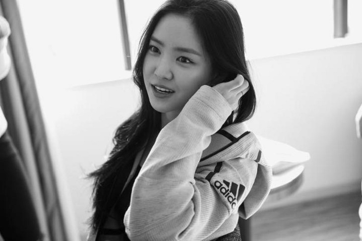 ELLE Việt Nam - Cách những thần tượng Kpop trở thành người mẫu đại diện cho các thương hiệu thời trang (5) ELLE Việt Nam - Cách những thần tượng Kpop trở thành người mẫu đại diện cho các thương hiệu thời trang (5)