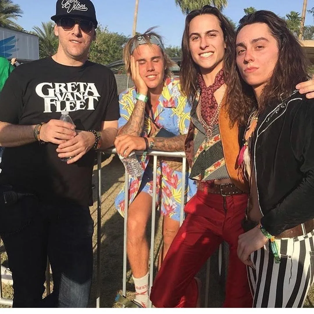 Justin BIeber bảo vệ cô gái ở Coachella 6