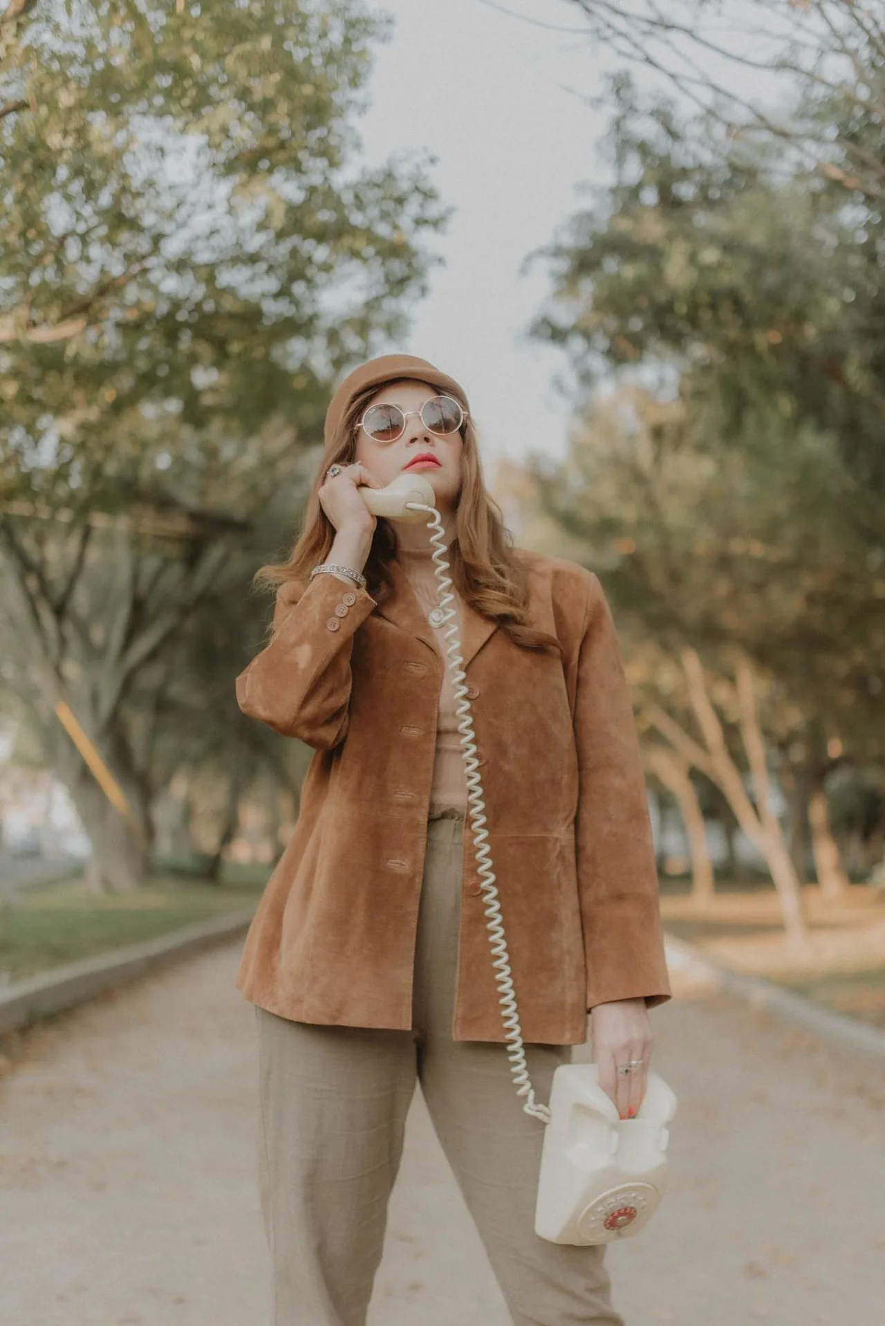 bản lĩnh đứng giữa đường nghe điện thoại