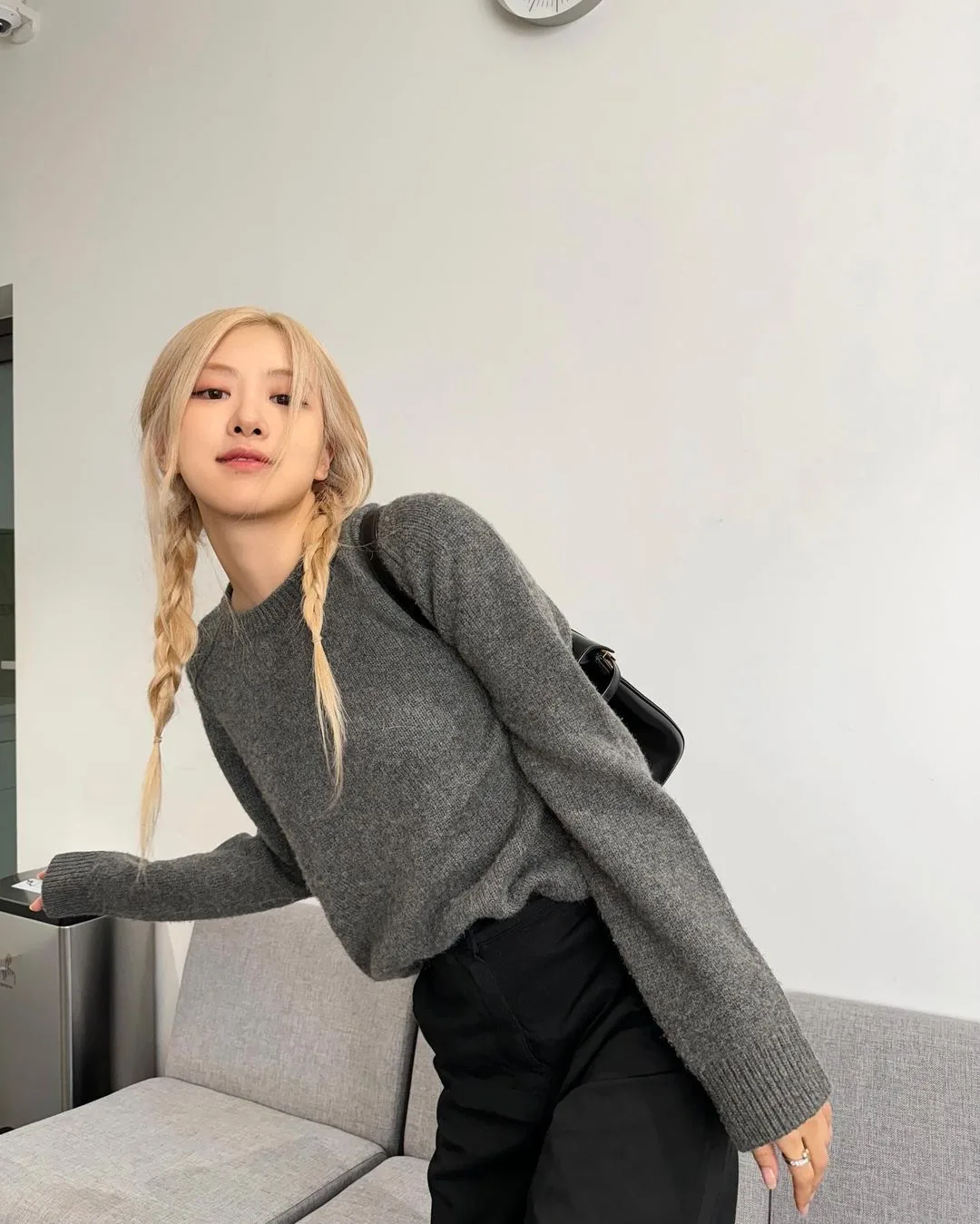 roses_are_rosie diện áo len xám
