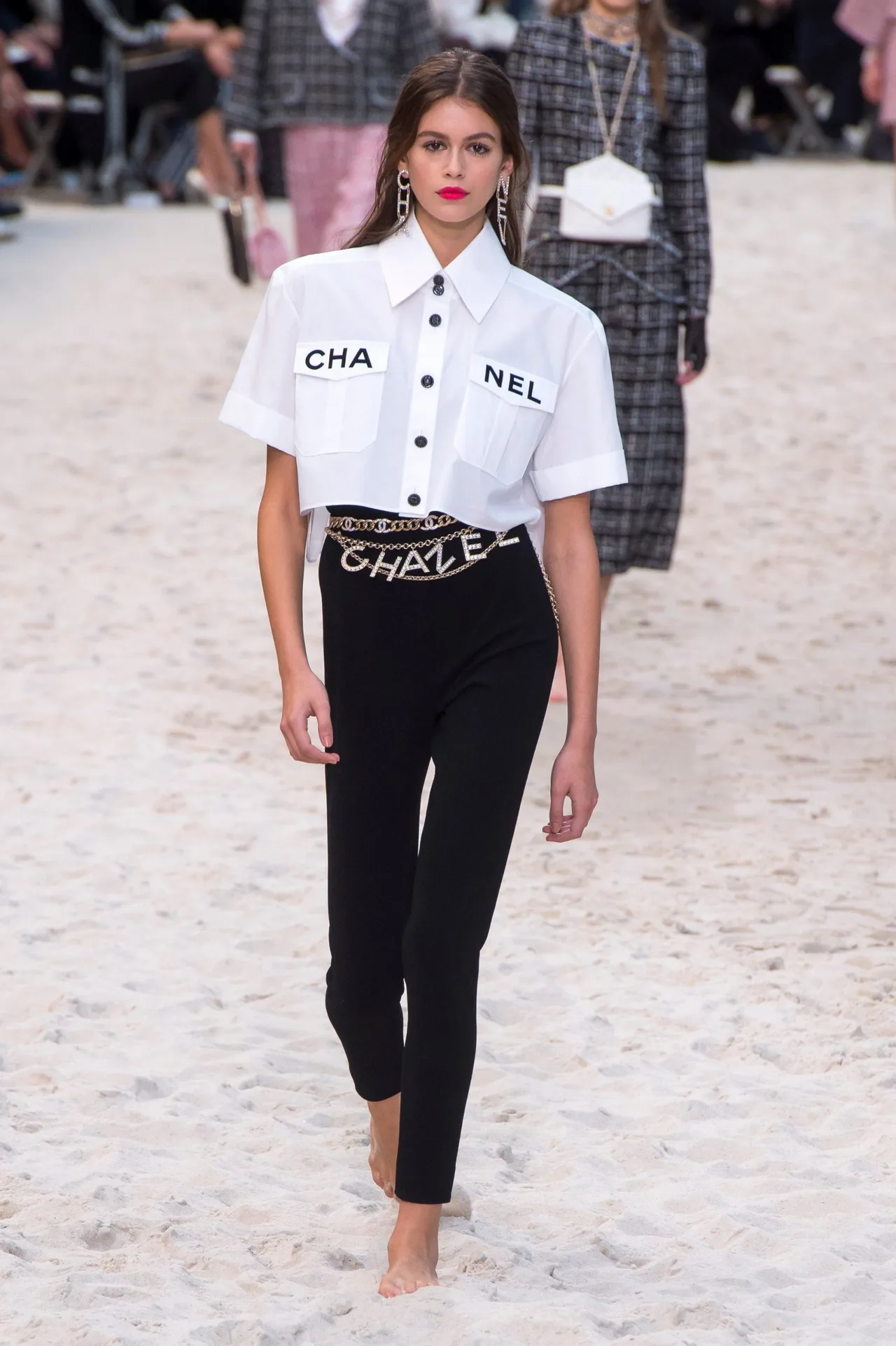 chanel sơ mi trắng in tên thương hiệu