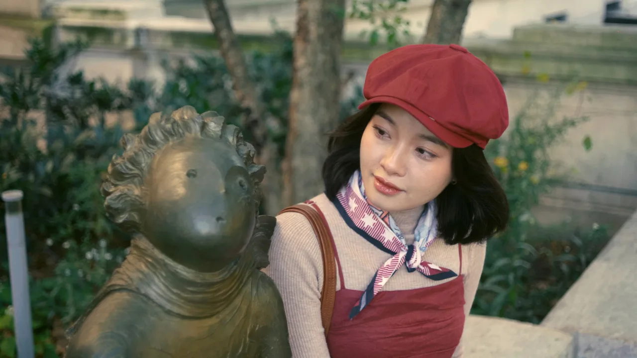 Nữ diễn viên Kim Khánh trong teaser trailer bộ phim Cảm ơn người đã thức cùng tôi.