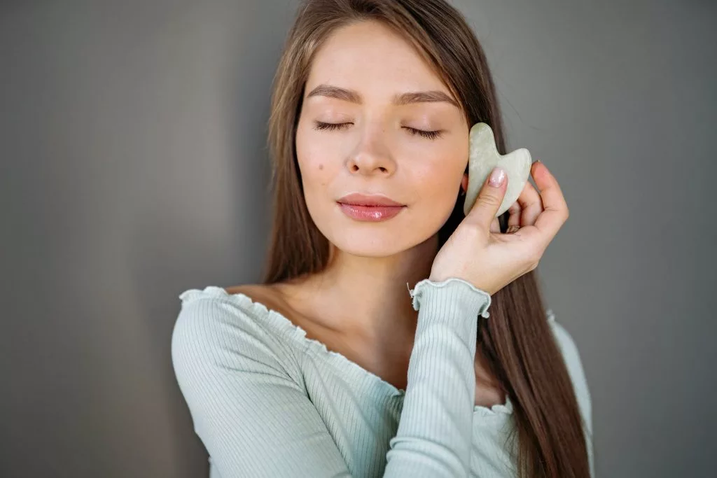 Phương pháp massage mặt với Gua Sha giúp nâng cơ. Phương pháp massage mặt với Gua Sha giúp nâng cơ.