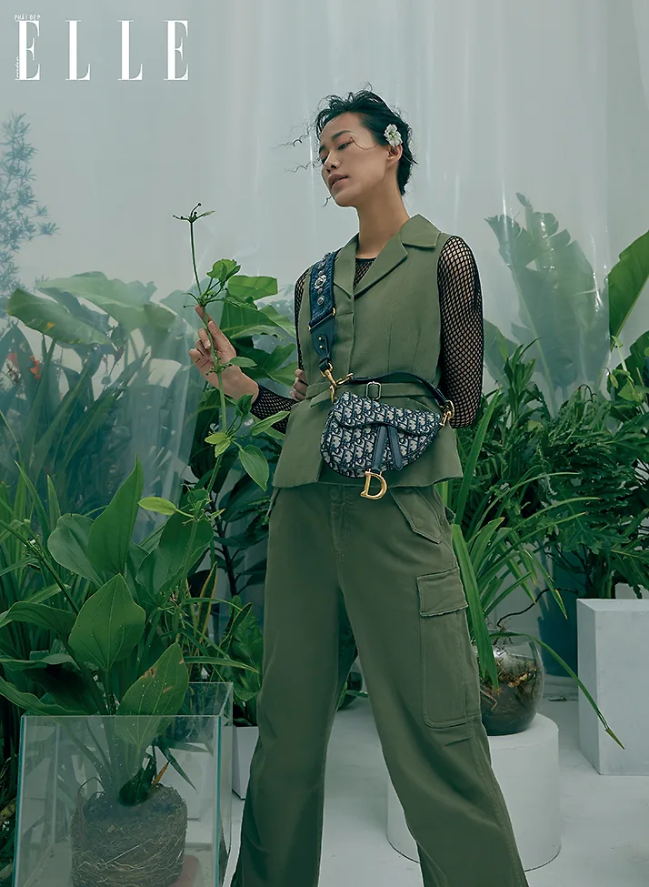 trang phục màu xanh ô liu và túi saddle của Dior