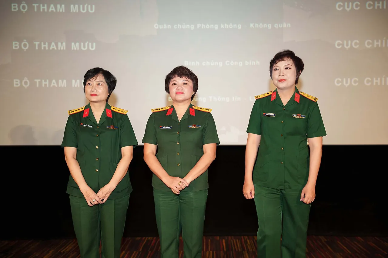 Con đường đến với điện ảnh của Đặng Thái Huyền (bên phải ngoài cùng) là hành trình với nhiều ngã rẽ bất ngờ.