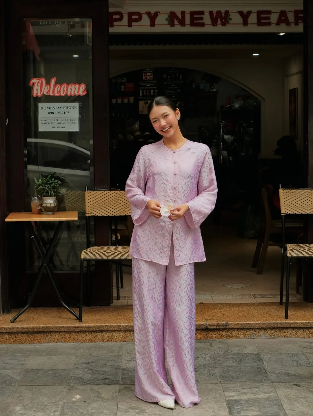 Với sắc tím nhạt, áo bà ba vẫn có thể đem đến vẻ trẻ trung cho nàng.
