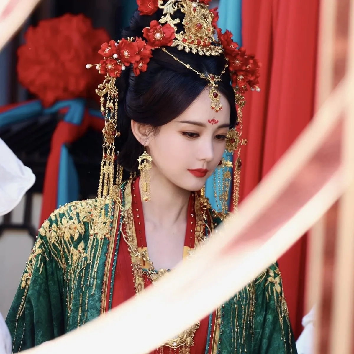 Son đỏ cổ điển và má cam đất tán mỏng trên gò má Lý Nhất Đồng.