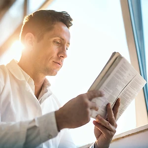 Những người nổi tiếng có thói quen đọc sách như thế nào?