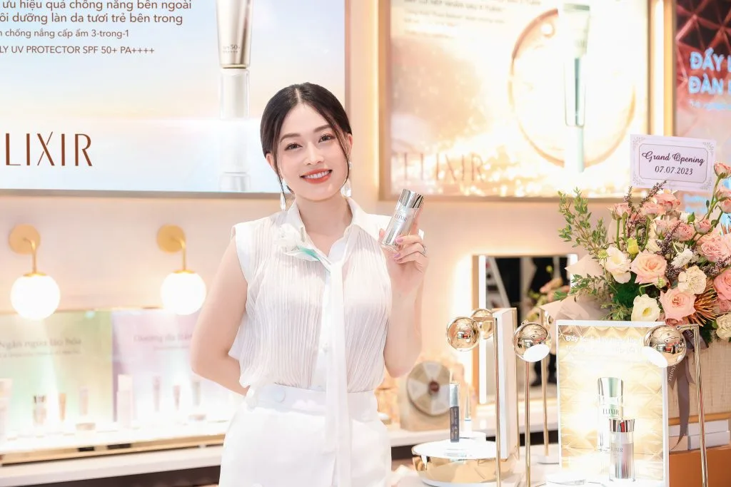 Á hậu Phương Nga tại cửa hàng Elixir. Á hậu Phương Nga tại cửa hàng Elixir.