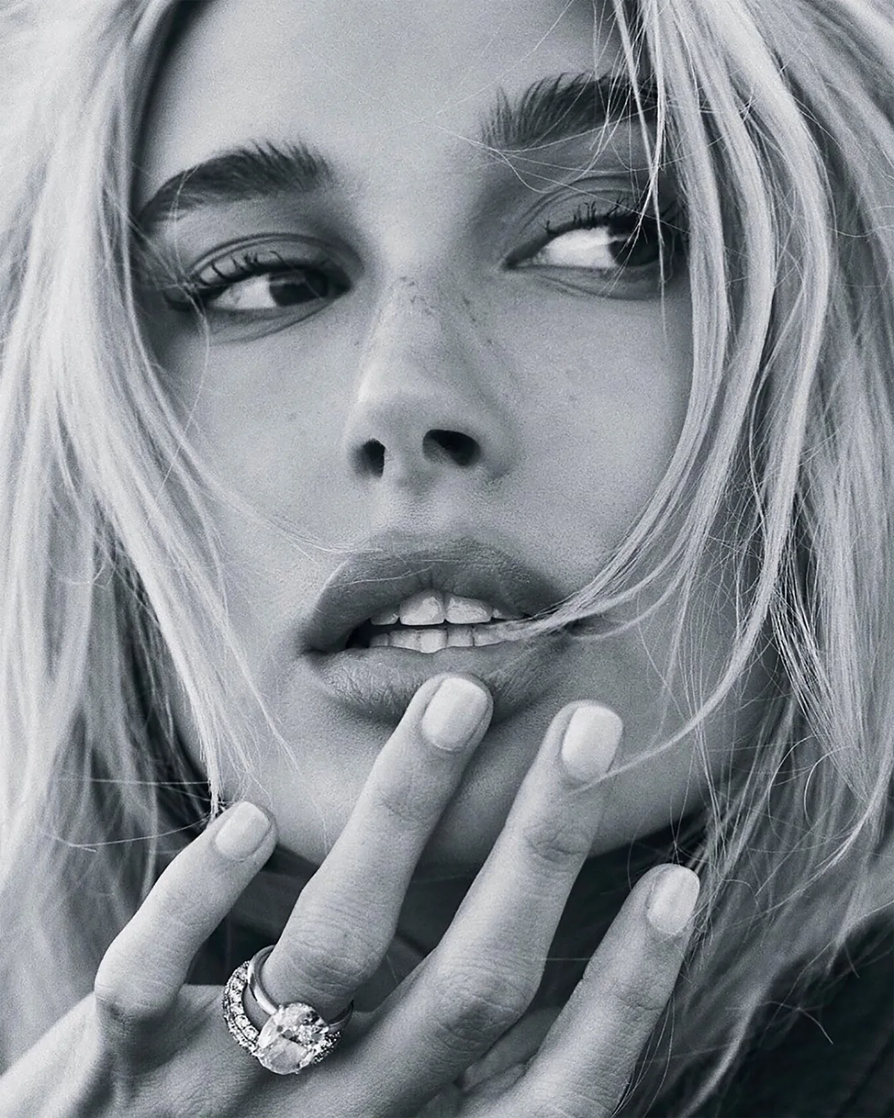 nhẫn đính hôn của Hailey