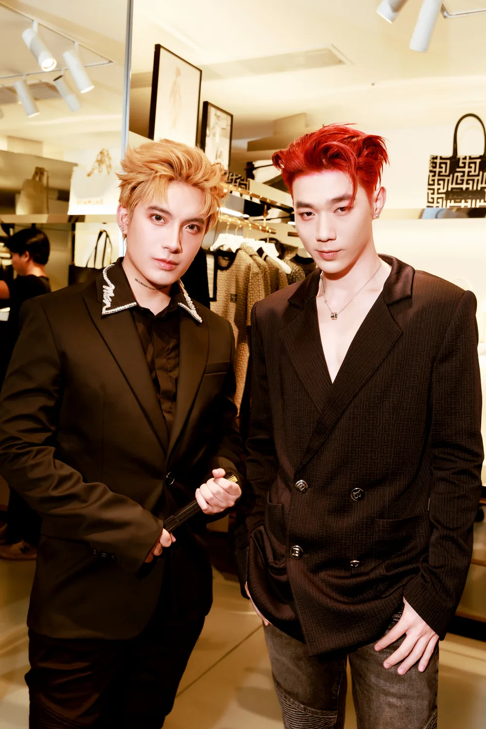 Stylist Kye Nguyễn và Lohan trong trang phục vest