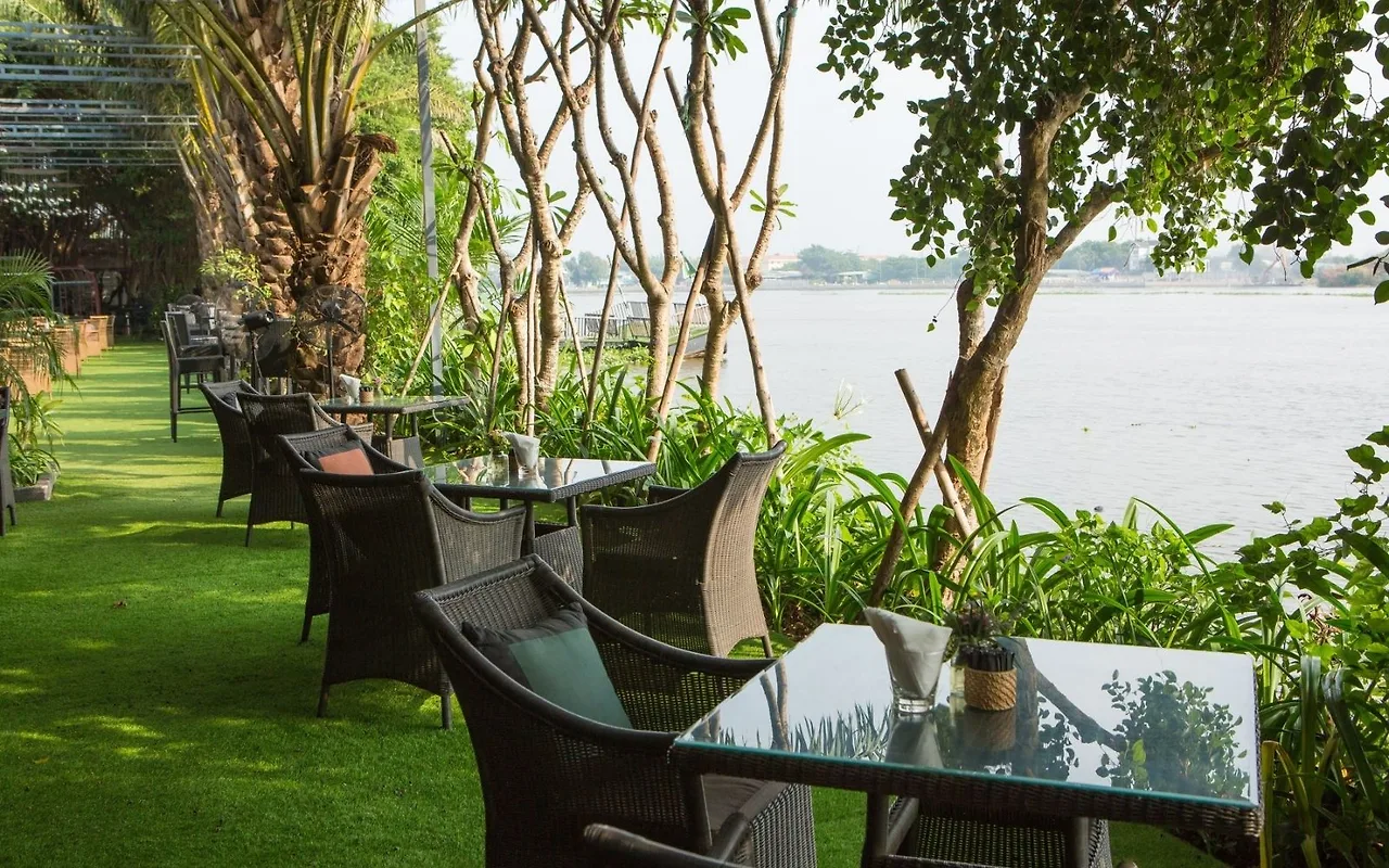 sân cỏ hướng ra bờ sông sài gòn ở staycation thảo điền village