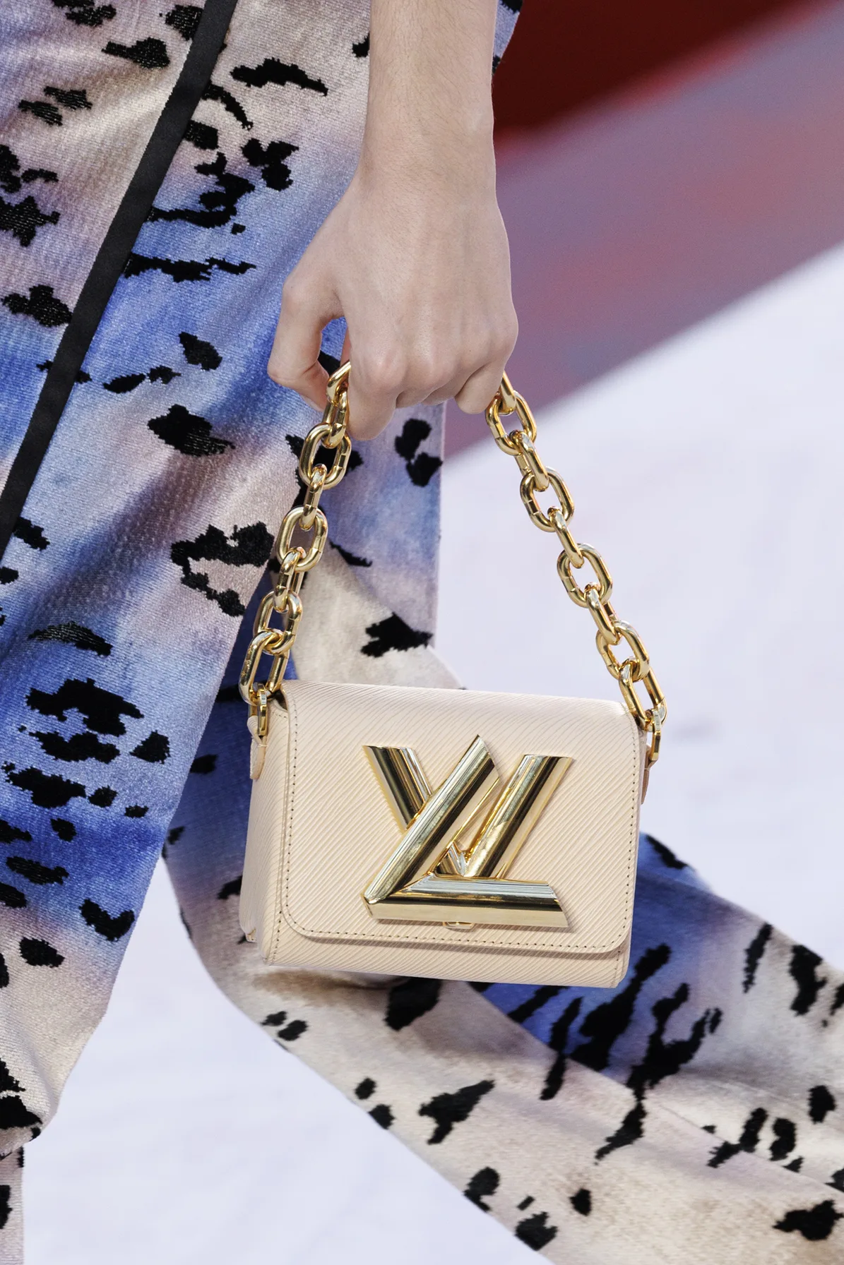 túi xách twist Louis Vuitton Xuân Hè 2023