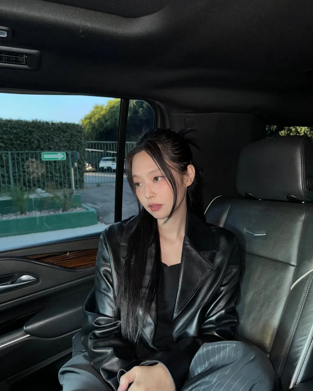 Jennie chọn kiểu half-up buộc lơi, kết hợp blazer da cá tính